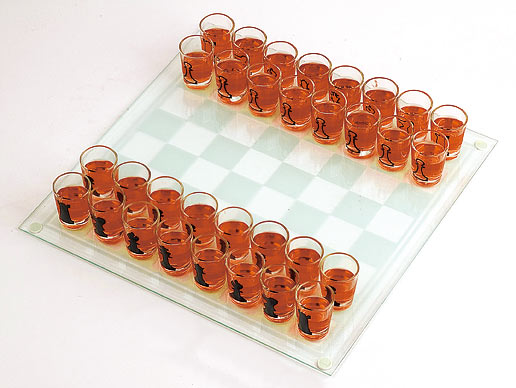 Игра настольная "Шахматы питейные" 25x25см (в наборе 32 стопки)