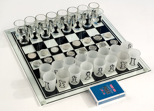 Комплект настольных игр 3 в 1 (шахматы питейные, покер, шашки) 35x35см (в наборе 32 стопки)